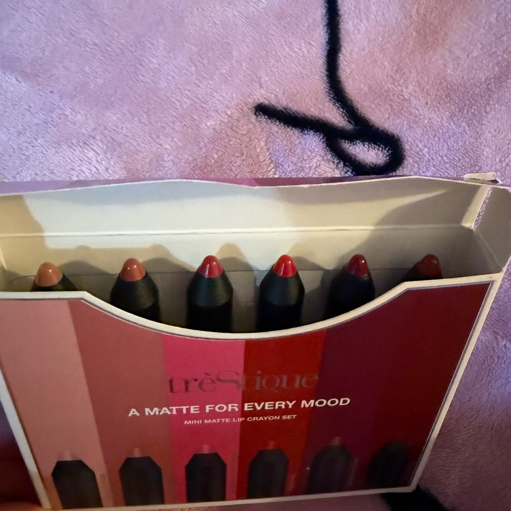 treStiQue A Matte For Every Mood Lip Crayon Set - Picture 3 of 4